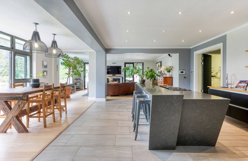 Constantia House | 6/7 bedroom spacious Bishopscourt home. Fun for the whole family.Exquiste views.