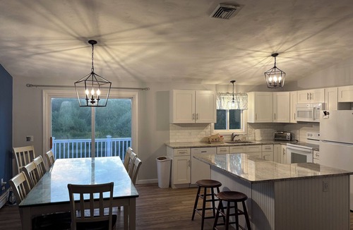 Eastward Look House | 6 Bed Vacation Rental! Short walk to Beach-
