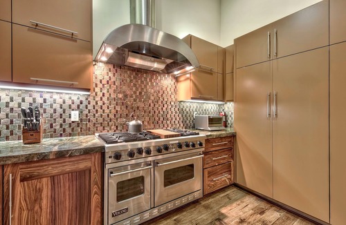 Tahoe Island House | 7 bedrooms, 5.5 baths, jacuzzi, full-size bar, 4 miles to casinos, Heavenly ski