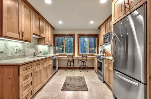 Tahoe Island House | 7 bedrooms, 5.5 baths, jacuzzi, full-size bar, 4 miles to casinos, Heavenly ski