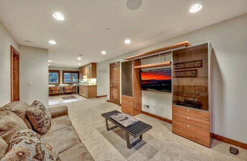 Tahoe Island House | 7 bedrooms, 5.5 baths, jacuzzi, full-size bar, 4 miles to casinos, Heavenly ski