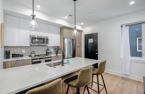 Southeast House | #7 Capitol Hill Suite 2 Bed/1 Bath - 3 min. Walk to Metro!