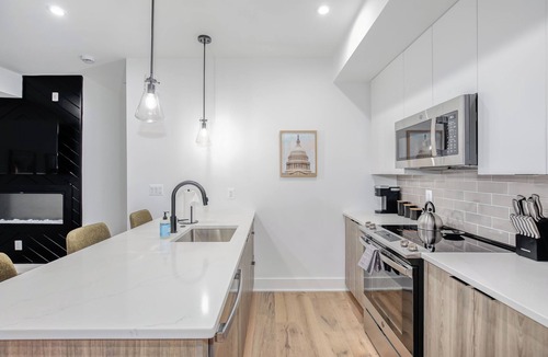 Southeast House | #7 Capitol Hill Suite 2 Bed/1 Bath - 3 min. Walk to Metro!