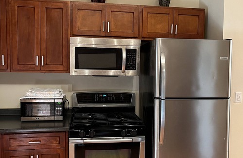 Union Square House | 7 minutes from Baltimore Inner Harbor! Cozy & Chic Rowhome with a Fireplace!