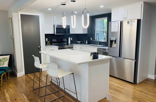 Prosperity Church Road House | 7min to Uptown - 2 Ensuites Suites w/Veranda