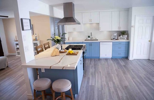 Bay Ho House | 8ft Deep Heated Pool, 9 Seat Medical Grade Jacuzzi, Mini-Golf & Chef’s Kitchen!