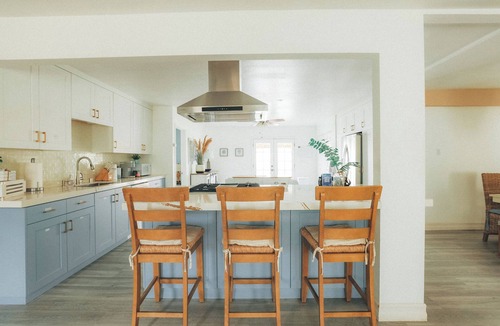Bay Ho House | 8ft Deep Heated Pool, 9 Seat Medical Grade Jacuzzi, Mini-Golf & Chef’s Kitchen!