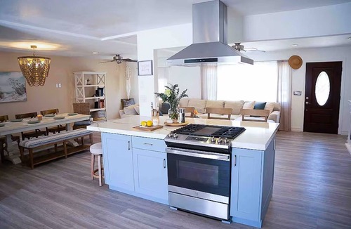 Bay Ho House | 8ft Deep Heated Pool, 9 Seat Medical Grade Jacuzzi, Mini-Golf & Chef’s Kitchen!