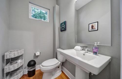 Third Ward House | 906 Westbrook B City Views Rooftop Hot Tub and Short Walk to Stadium