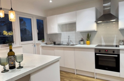 Bicester House | A Charming, Stylish & Spacious 3-Bedroom Mid-Century Homestay in Upper Heyford