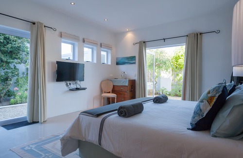 Kommetjie Cottage | A Cottage 2 min stroll to the beach. A POOL and full SOLAR power