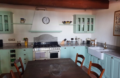 Tuoro sul Trasimeno House | A large farmhouse with views over Umbria/Tuscany with Aircon & streaming WiFi