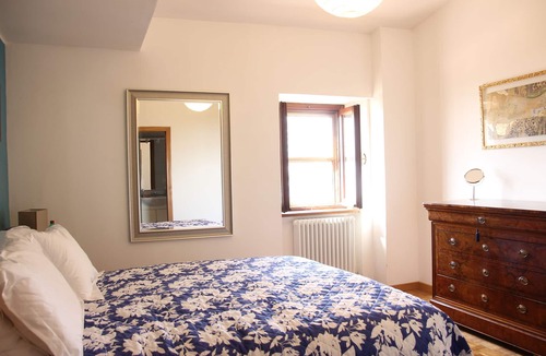 Tuoro sul Trasimeno House | A large farmhouse with views over Umbria/Tuscany with Aircon & streaming WiFi
