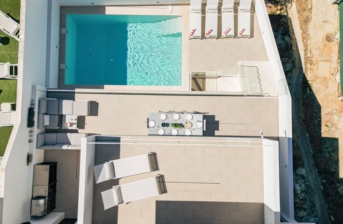 Salema Villa | A Luxury Vila located in Salema- Sleeps 6/8 - 8 mins walk to the beautiful beach