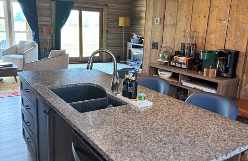 Shelbyville Cabin | A Novel Stay 3bd log cabin with Hot tub in amazing Shelbyville, IL. 3.5 acres.
