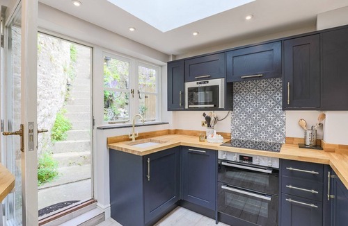 Blockley Apartment | A stunning 17th Century three-storey terraced cottage.