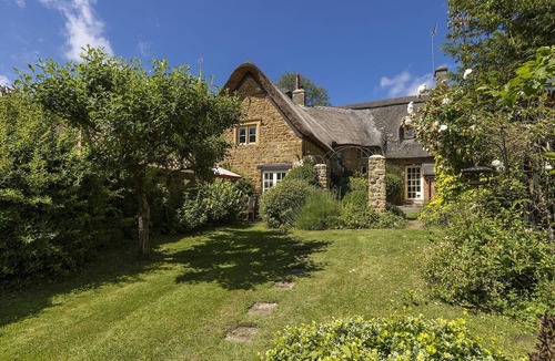 Great Tew Cottage | A stunning dog friendly Cotswold thatched cottage - The Green
