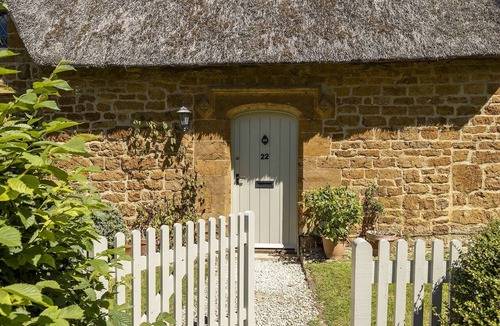 Great Tew Cottage | A stunning dog friendly Cotswold thatched cottage - The Green