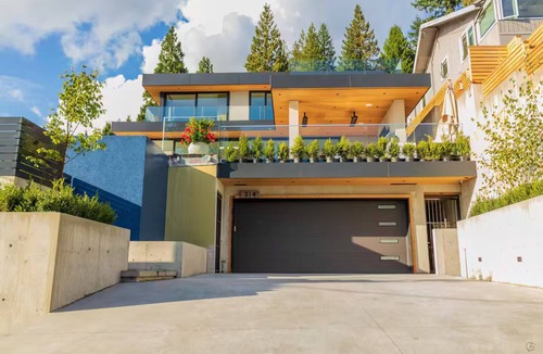 Upper Lonsdale House | Above It All | Ocean Views + Spa Pool Luxe 3BR/4.5BTH
