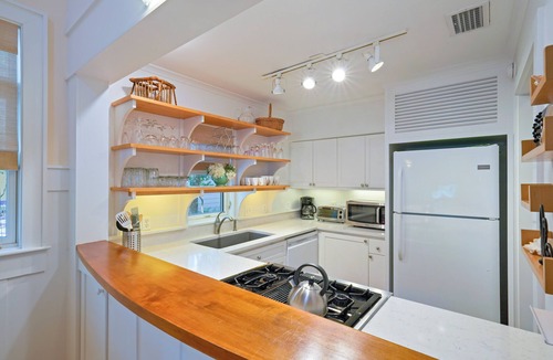 Seaside House | Across from Pool in Seaside, 176 yards to Beach, 2 Bed, Sleeps 4 + 2 Bikes!