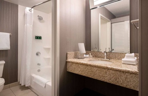 Camarillo Hotel | Affordability Meets Comfort! 3 Pet-Friendly Units, Near Camarillo Public Library