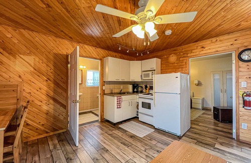 Magnetawan Cottage | Ahmic Lake Resort's 1-Bedroom Cottage w/hot tub (LOON Cottage)