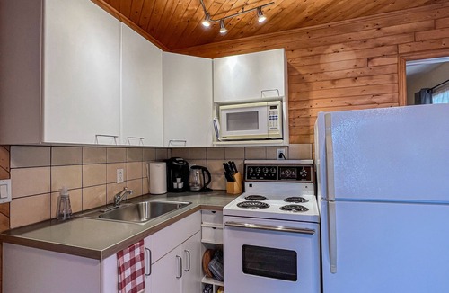 Magnetawan Cottage | Ahmic Lake Resort's 1-Bedroom Cottage w/hot tub (LOON Cottage)