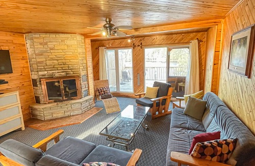 Magnetawan Cottage | Ahmic Lake Resort's 2-Bedroom Cottage (Elk Cottage)