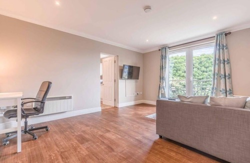 Windsor Apartment | Airy 1 Bed Windsor Apt w/Balcony - By Tempstay