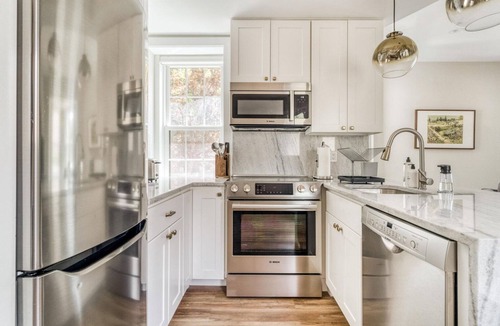 U Street Corridor House | Airy U Street 1BR w/W/D, nr Subway, Park & Dining, by Blueground