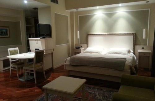 Varano de' Melegari Hotel | Albergo Della Roccia