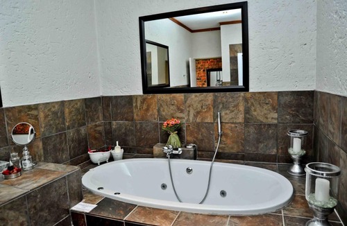 Lekwa-Teemane Cabin | Almar Exclusive Game Ranch