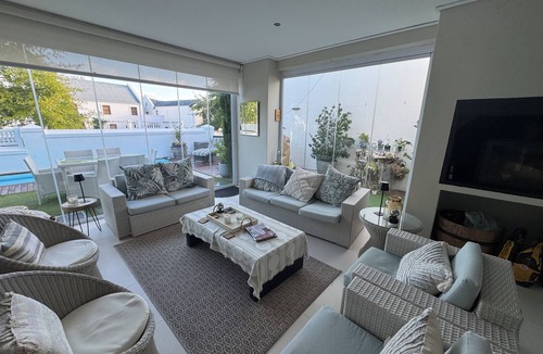 Stellenbosch House | Amazing estate living in the heart of Stellenbosch wine country.