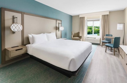 Marathon Hotel | Amazing Location! Relaxing Room, Free Breakfast, Outdoor Pool w/Fantastic View