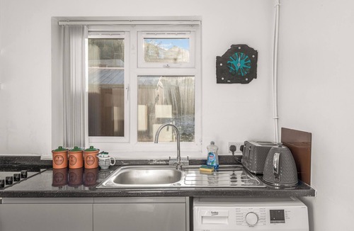 Brackley Apartment | Apartment 1: Badger Haven - Cozy Stay near Town Centre