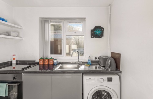 Brackley Apartment | Apartment 1: Badger Haven - Cozy Stay near Town Centre