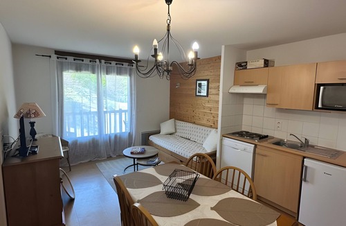 Flumet Apartment | Apartment '4-6 Couchages Proche Des Pistes' with Mountain View, Balcony and Wi-Fi