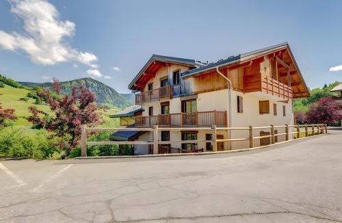 Flumet Apartment | Apartment '4-6 Couchages Proche Des Pistes' with Mountain View, Balcony and Wi-Fi