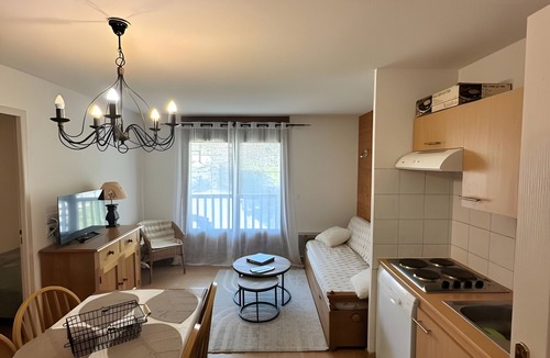 Flumet Apartment | Apartment '4-6 Couchages Proche Des Pistes' with Mountain View, Balcony and Wi-Fi