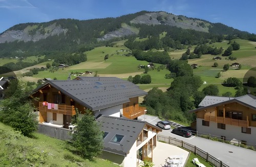 Flumet Apartment | Apartment '4-6 Couchages Proche Des Pistes' with Mountain View, Balcony and Wi-Fi