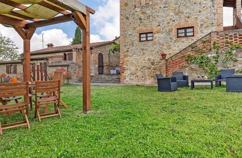 San Macario In Monte Apartment | Apartment 'Casa In Toscana Panoramica-Piscina' with Shared Pool and Shared Garden