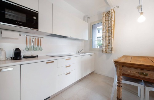Colombaro Apartment | Apartment "Casa Mavi" with Shared Terrace, Wi-Fi & Air Conditioning