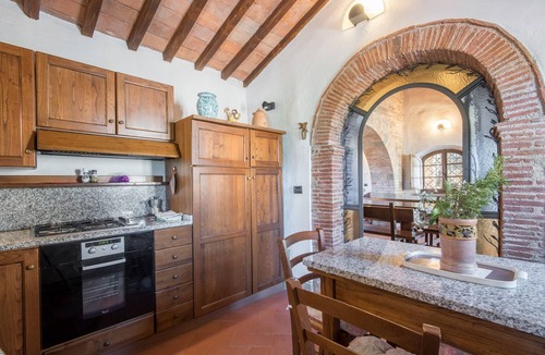 Rosennano Apartment | Apartment Casale Rosennano - Padronale with Shared Garden & Wi-Fi