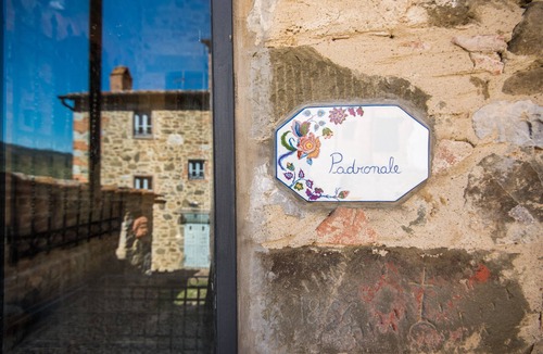 Rosennano Apartment | Apartment Casale Rosennano - Padronale with Shared Garden & Wi-Fi