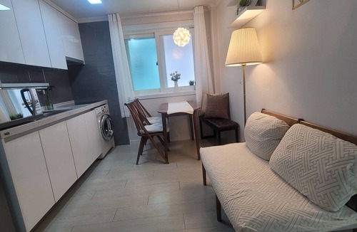 Seogyo-dong Bed & Breakfast | Apartment for 6, Steps 4-Min walk from Hongdae Station Exit 7 Airport Railroad