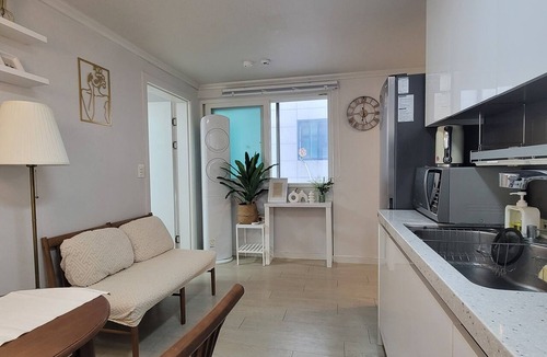 Seogyo-dong Bed & Breakfast | Apartment for 6, Steps 4-Min walk from Hongdae Station Exit 7 Airport Railroad