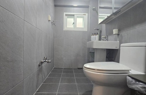 Seogyo-dong Bed & Breakfast | Apartment for 6, Steps 4-Min walk from Hongdae Station Exit 7 Airport Railroad