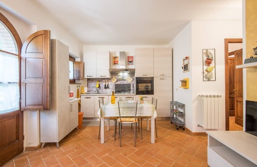 Torre A Castello Apartment | Apartment 'Fortilizio Di Campiglia Il Pero' with Pool and Shared Terrace