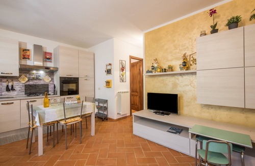 Torre A Castello Apartment | Apartment 'Fortilizio Di Campiglia Il Pero' with Pool and Shared Terrace