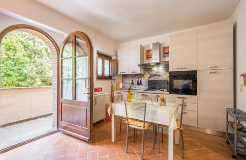 Torre A Castello Apartment | Apartment 'Fortilizio Di Campiglia Il Pero' with Pool and Shared Terrace